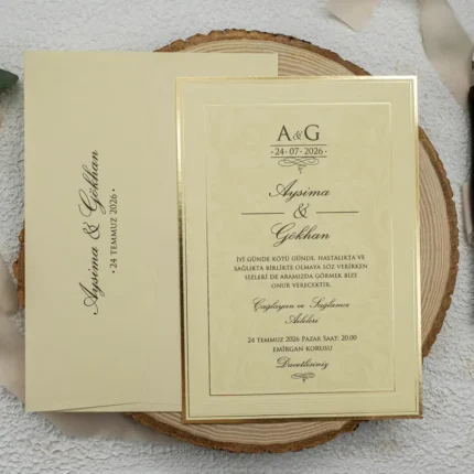 Invitație de nuntă crem cu chenar auriu și model ornamental – design elegant clasic premium