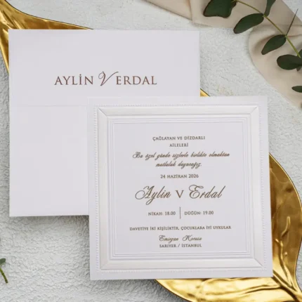 Invitație de nuntă elegantă albă cu chenar embosat și accente aurii – model clasic premium