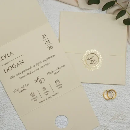 Invitație de nuntă crem tip slide cu monogramă aurie – design elegant minimalist premium