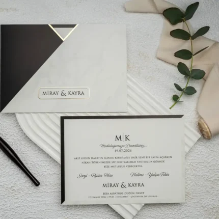 Invitație de nuntă alb-negru cu design geometric modern și accente aurii – model elegant premium