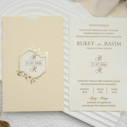 Invitație de nuntă elegantă crem cu monogramă aurie și design floral – model clasic rafinat