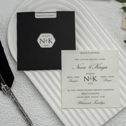 Invitație de nuntă cu husă neagră și decupaj hexagonal – design modern elegant