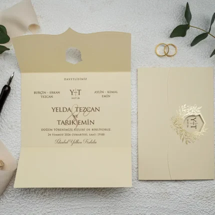Invitație de nuntă elegantă crem cu accente aurii și monogramă – design clasic premium