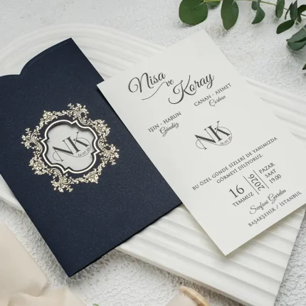 Invitație de nuntă elegantă bleumarin cu accente aurii și monogramă – model luxury rafinat