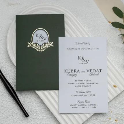 Invitație de nuntă elegantă verde închis cu monogramă aurie – design premium minimalist