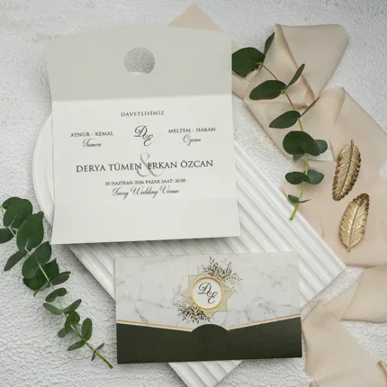 Invitație de nuntă elegantă cu design marmură și husă verde cu detalii aurii – model modern rafinat