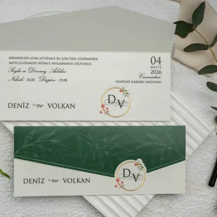 Invitație de nuntă alb-verde cu motive florale și monogramă – design elegant natural