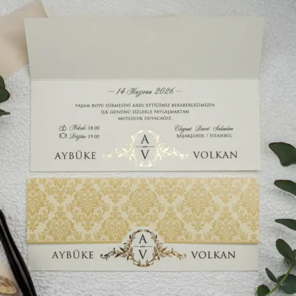 Invitație de nuntă elegantă cu model ornamental auriu și monogramă – design clasic premium