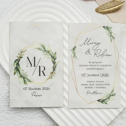 Invitație de nuntă cu monogramă verde și detalii aurii geometrice – design elegant cu accente botanice