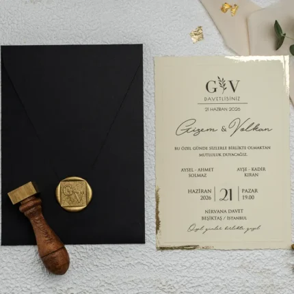 Invitație de nuntă elegantă cu sigiliu auriu și plic negru – model luxury clasic