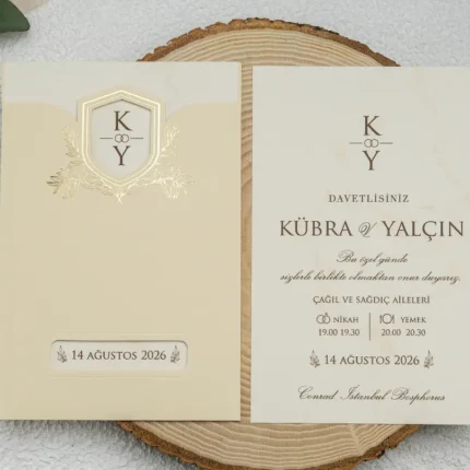 Invitație de nuntă crem cu monogramă aurie și decupaj elegant – design premium rafinat