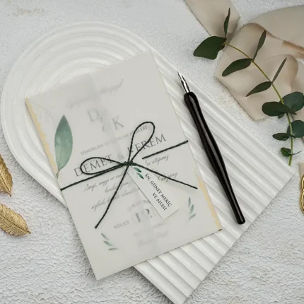 Invitație de nuntă cu hârtie translucidă și frunză verde – design natural elegant premium