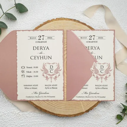 Invitație de nuntă roz prăfuit cu monogramă și design elegant – stil romantic clasic