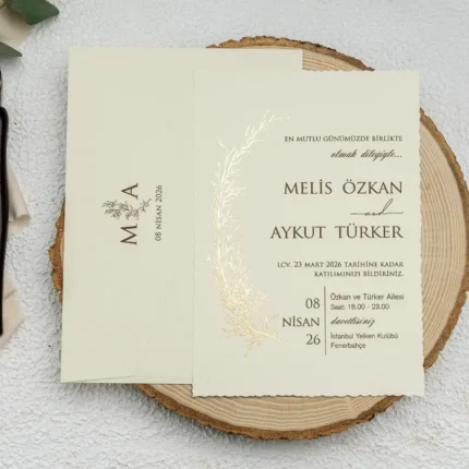 Invitație de nuntă crem cu accente aurii și motiv floral – design elegant romantic premium
