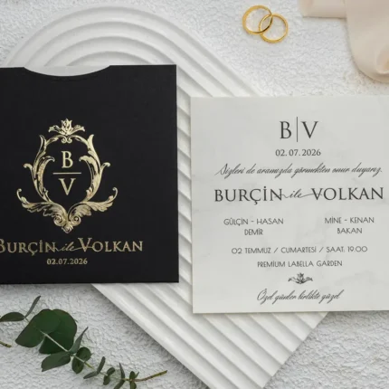 Invitație de nuntă neagră cu model baroc auriu și monogramă – design luxury elegant