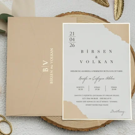 Invitație de nuntă bej elegantă cu margini decorative și monogramă – design minimalist premium