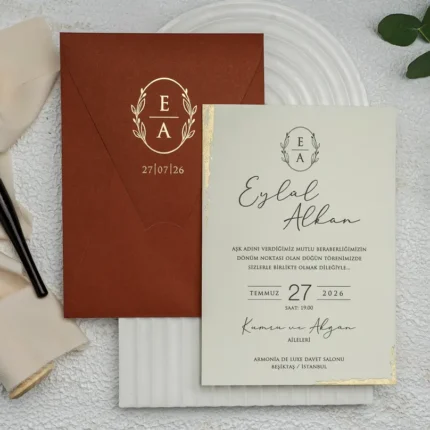 Invitație de nuntă elegantă maro cu accente aurii și monogramă – design modern premium