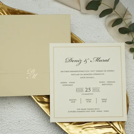 Invitație de nuntă elegantă bej cu accente aurii – model clasic minimalist premium