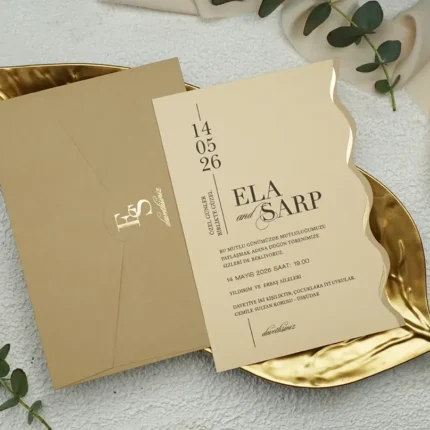 Invitație de nuntă elegantă crem cu margini ondulate și design modern – model premium rafinat