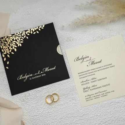 Invitație de nuntă elegantă neagră cu detalii aurii și model frunze – design luxury premium