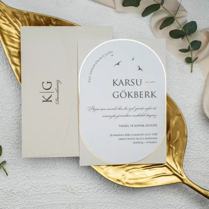 Invitație de nuntă elegantă crem cu accente aurii și design oval – model modern premium