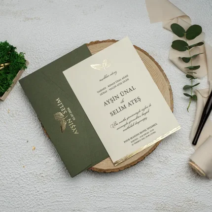 Invitație de nuntă elegantă verde olive cu accente aurii și design natural – model premium luxury
