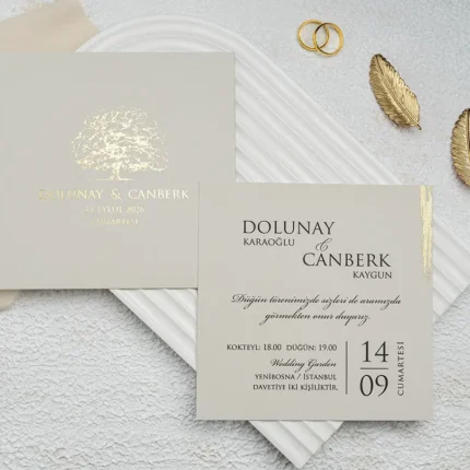 Invitație de nuntă elegantă crem cu folie aurie și motiv copac – design rafinat premium