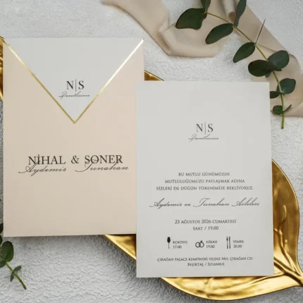 Invitație de nuntă elegantă crem cu detalii aurii și plic premium – model luxury minimalist