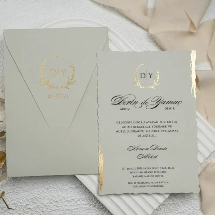 Invitație de nuntă elegantă gri deschis cu accente aurii – model modern premium artistic