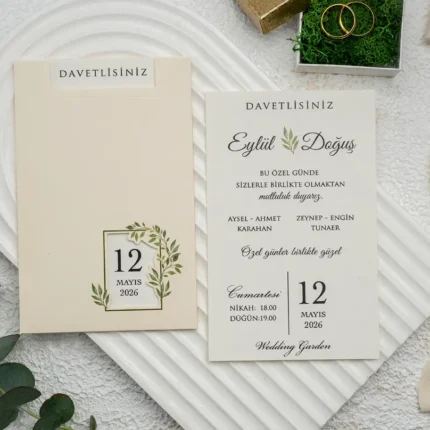 Invitație de nuntă elegantă cu husă crem și accente verzi botanice – design natural modern