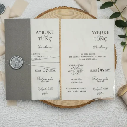 Invitație de nuntă elegantă cu sigiliu argintiu și design marmorat – model sofisticat premium