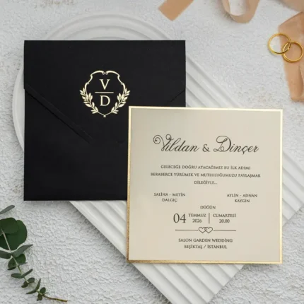 Invitație de nuntă elegantă negru cu crem și monogramă aurie – design clasic premium