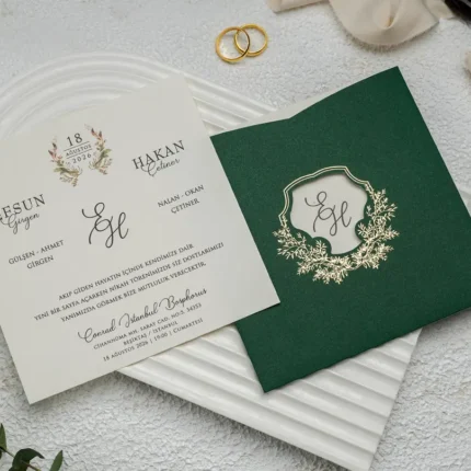 Invitație de nuntă elegantă verde smarald cu detalii aurii – model floral premium