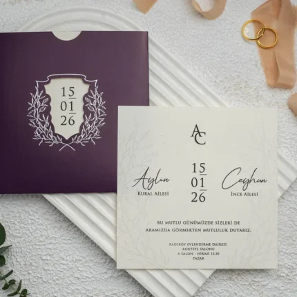 Invitație de nuntă mov elegant cu monogramă și design clasic – model rafinat premium