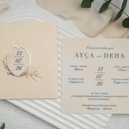 Invitație de nuntă elegantă piersică pastel cu accente aurii – model romantic premium