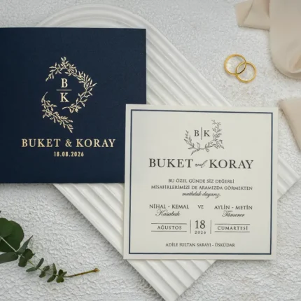 Invitație de nuntă elegantă bleumarin cu crem și accente aurii – model clasic premium