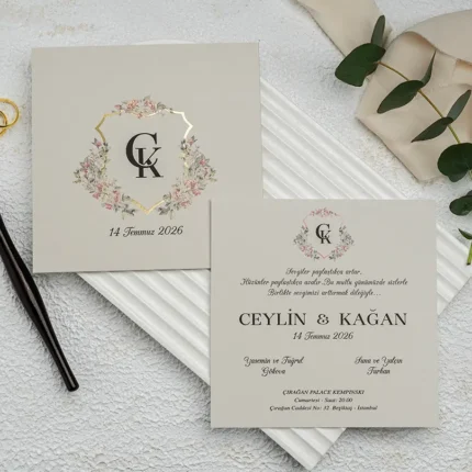 Invitație de nuntă elegantă crem cu detalii florale și accente aurii – model romantic premium