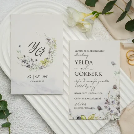 Invitație de nuntă cu monogramă florală și accente delicate pastel – design romantic elegant