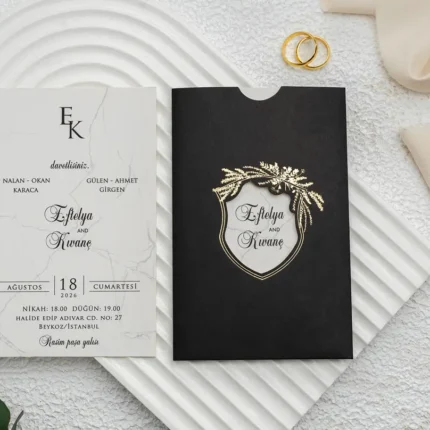 Invitație de nuntă elegantă cu husă neagră și detalii aurii – design marmură albă premium