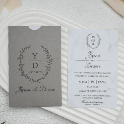 Invitație de nuntă gri cu efect marmură și monogramă elegantă – design modern rafinat