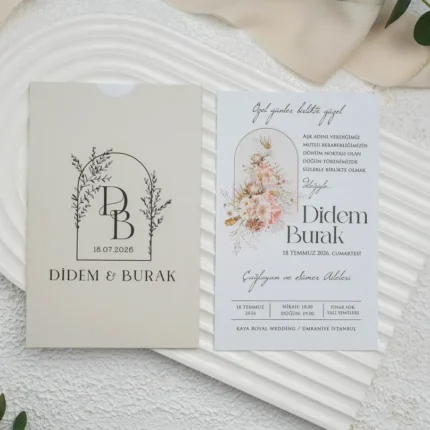 Invitație de nuntă elegantă cu monogramă și elemente florale delicate – design modern romantic