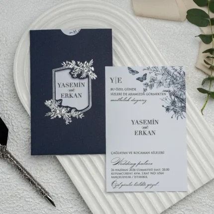 Invitație de nuntă elegantă cu husă bleumarin și ilustrații florale fine – design clasic rafinat