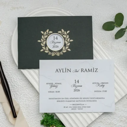 Invitație de nuntă verde cu coroniță aurie și decupaj – design elegant clasic premium