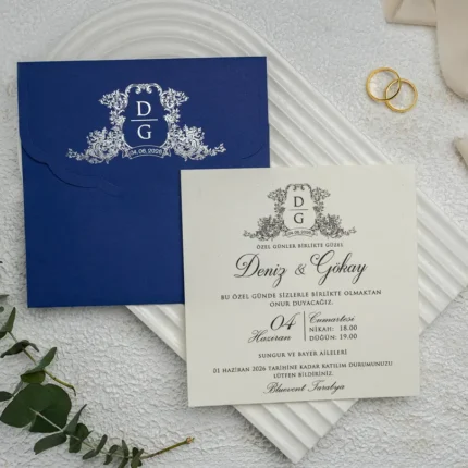 Invitație de nuntă albastru regal cu model ornamental și monogramă – design elegant premium