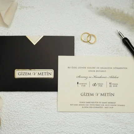 Invitație de nuntă negru cu etichetă aurie – design elegant minimalist premium