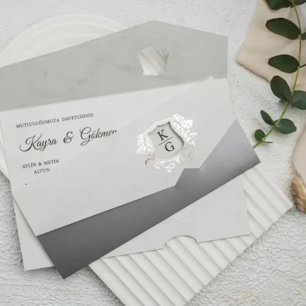 Invitație de nuntă elegantă alb cu gri și plic decupat – model modern minimalist premium