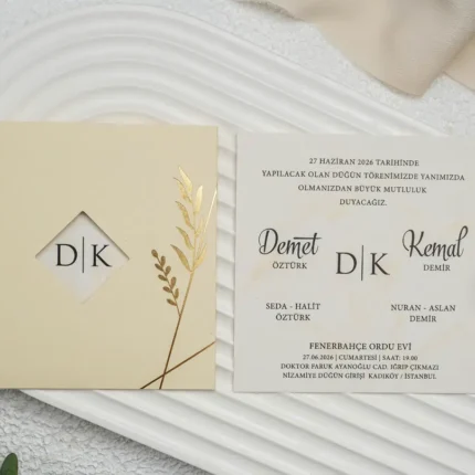 Invitație de nuntă cu husă crem și decupaj geometric – design elegant cu accente aurii