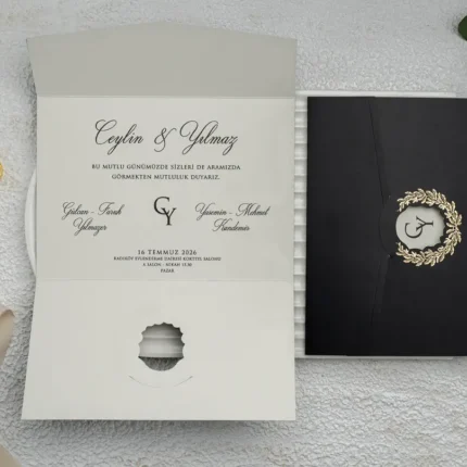 Invitație de nuntă elegantă cu plic negru și monogramă aurie – design clasic rafinat