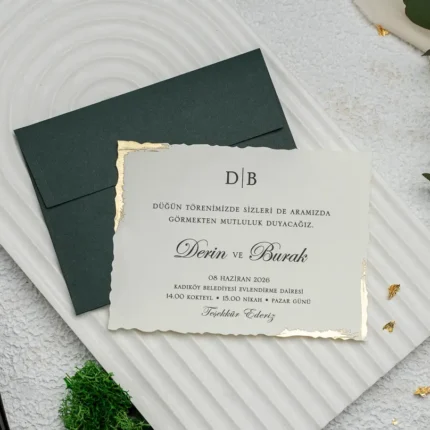 Invitație de nuntă cu margini rupte și accente aurii – design elegant premium cu plic verde