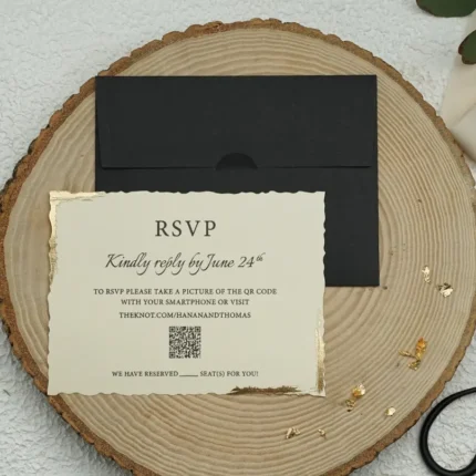 Card RSVP nuntă cu margini aurii și QR code – design elegant premium